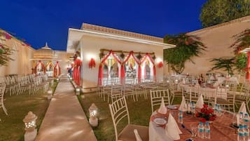 منطقة خارجية لإقامة الولائم والاحتفالات