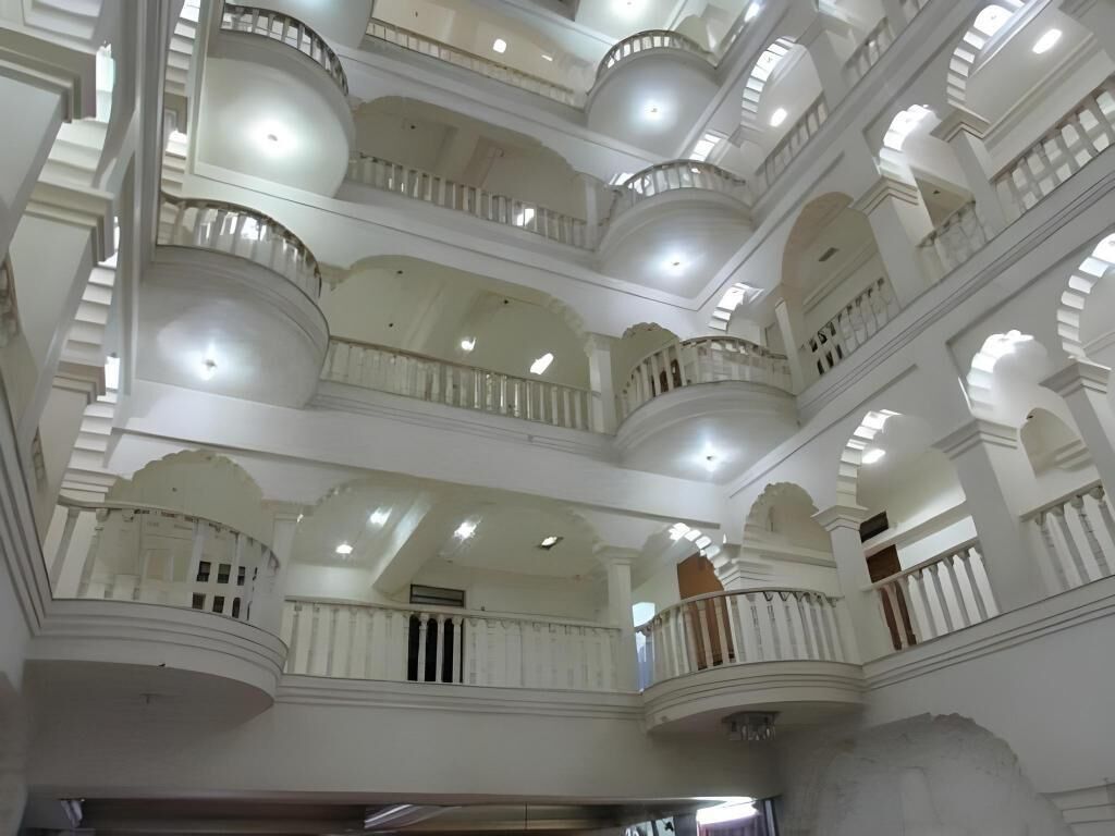 المنشأة من الداخل