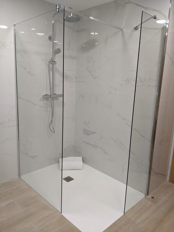 Bathroom - Cristal Aeropuerto (Castrillon)
