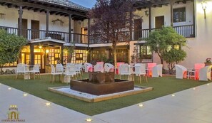 Outdoor dining - Cueva Del Fraile (Buenache de la Sierra)
