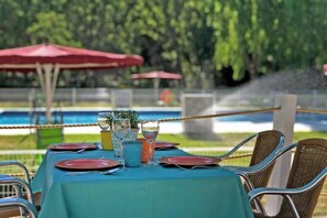 รับประทานอาหารกลางแจ้ง