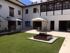 Outdoor dining - Cueva Del Fraile (Buenache de la Sierra)