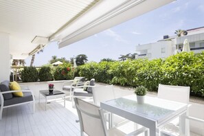 Outdoor dining - Mediterraneo Sitges Hotel & Apartments (Sitges)