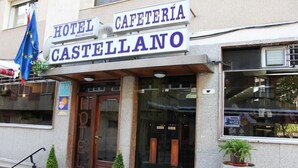 Das Hotel Castello mit einem Schild, das eine Cafeteria anzeigt.