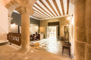Lobby - Hotel Teatrisso (Cuzcurrita de Rio Tiron)