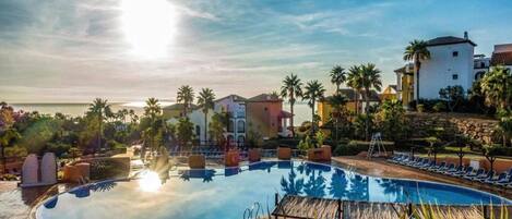 Una piscina al aire libre