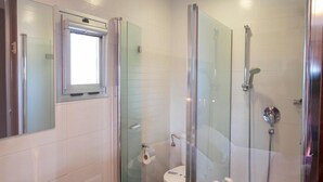 A modern bathroom with a glass shower enclosure, a toilet, and a glass sink. - Don Juan de Austria (Jarandilla de la Vera)