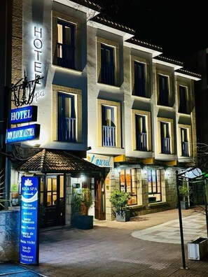 Een hotel met een bord waarop staat 'HOTEL DON JUAN DE AUSTRIA'.