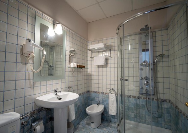 A bathroom with a sink, bidet, and shower. - Don Juan de Austria (Jarandilla de la Vera)