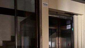 Un ascensor con puerta de cristal y panel de control.