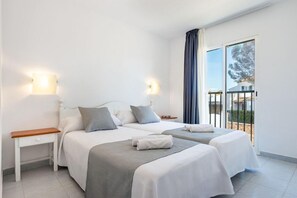 Room - Vibra Caleta Playa Apartments (Ciutadella de Menorca)