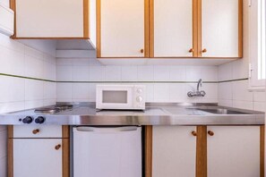 Private kitchen - Vibra Caleta Playa Apartments (Ciutadella de Menorca)