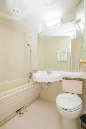 A bathroom with a bathtub, sink, toilet, and a mirror. - Il Sung Jirisan Resort (Namwon)