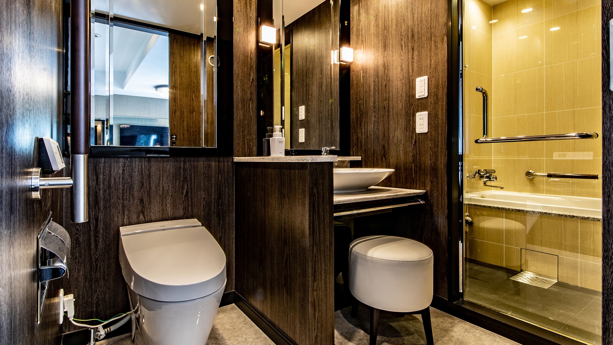 Ein modernes Badezimmer mit Toilette, Waschbecken und Dusche.