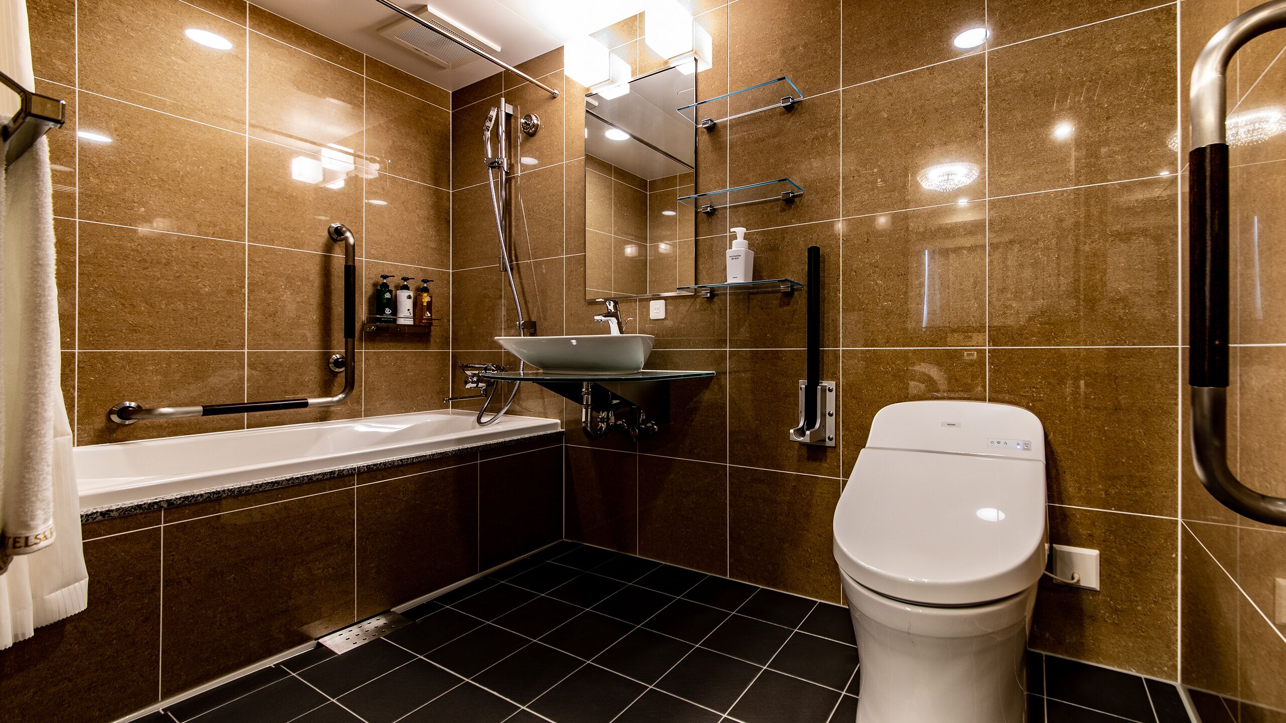 Ein modernes Badezimmer mit Badewanne, Waschbecken und Toilette.