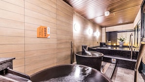 A sauna room with a large black tub, wooden walls, and a sign in Japanese. - APA Hotel Resort Midosuji Hommachi Eki Tower (Osaka)