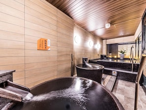 A sauna room with a large black tub, wooden walls, and a sign in Japanese. - APA Hotel Resort Midosuji Hommachi Eki Tower (Osaka)