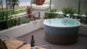 Outdoor spa tub