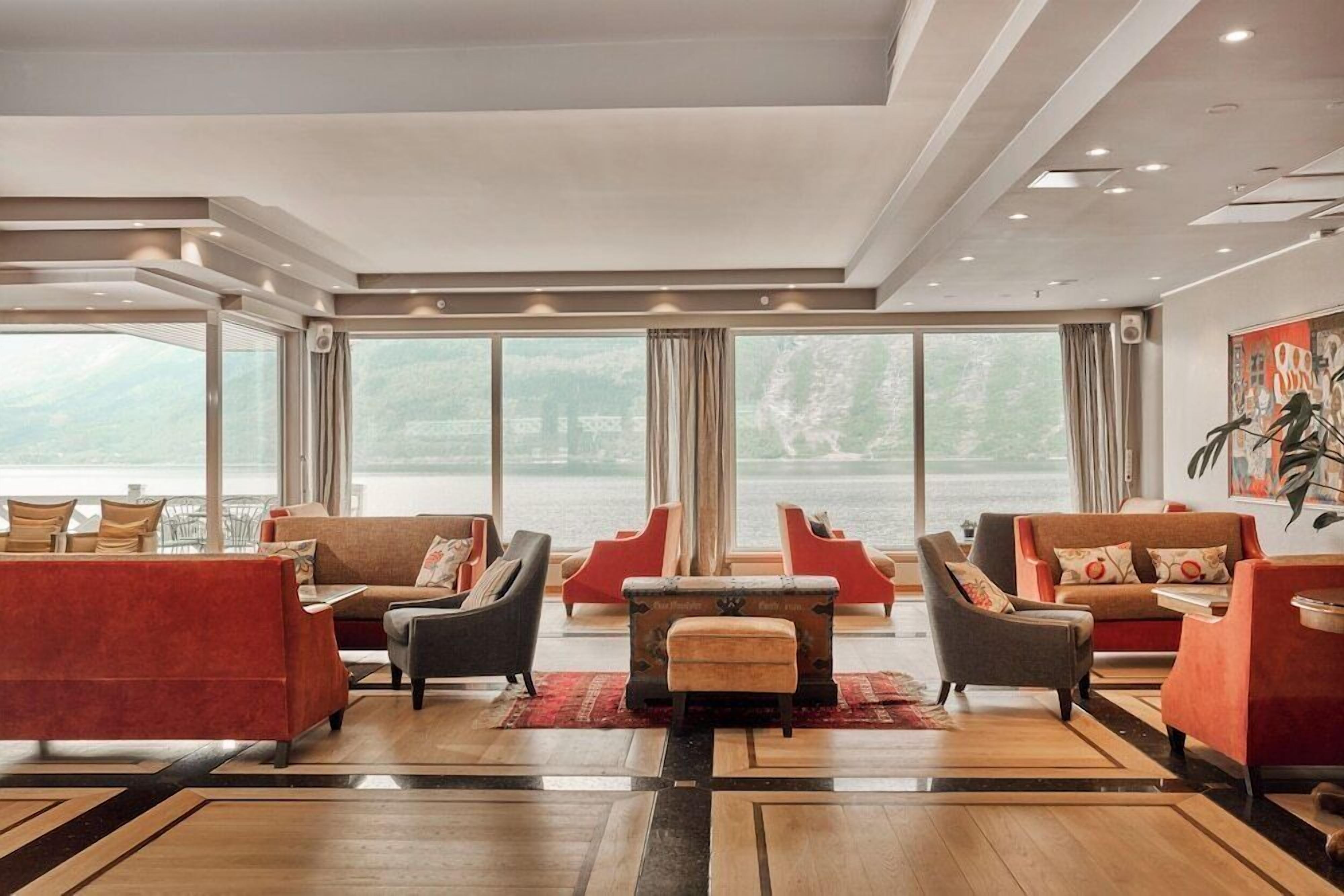 المنشأة من الداخل