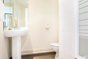 Bathroom - Les Gens De Mer (Dunkirk)