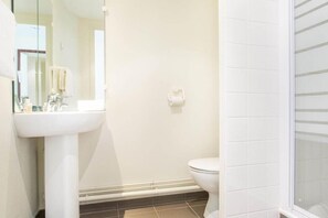 Bathroom - Les Gens De Mer (Dunkirk)