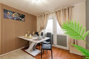 Dining - 1 Bed- Sleeps 2 - Pet Friendly - City Centre (Preston)