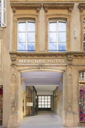 The exterior of the Mercure Hotel with a grand entrance, large windows, and classical architectural details. - Grand Hotel De Metz (Metz)