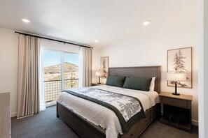 2 bedrooms, desk, iron/ironing board, free WiFi - New in DVEV Ski Shuttle to Lifts | 5 Min to Lifts & Lake | Hot Tub & Views (Heber City)