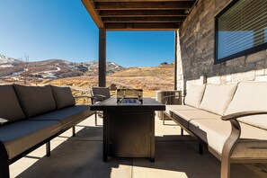 Outdoor dining - New in DVEV Ski Shuttle to Lifts | 5 Min to Lifts & Lake | Hot Tub & Views (Heber City)