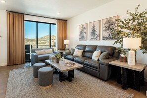 Smart TV, fireplace - New in DVEV Ski Shuttle to Lifts | 5 Min to Lifts & Lake | Hot Tub & Views (Heber City)