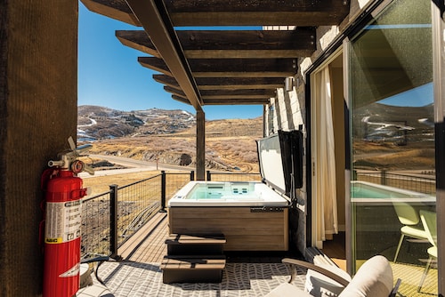 All New in Deer Valley East Village | 5 Min to Lifts & Lake | Hot Tub & Views