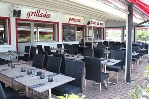 Outdoor dining - Brit Hotel Brasserie Du Cap (Perigny)