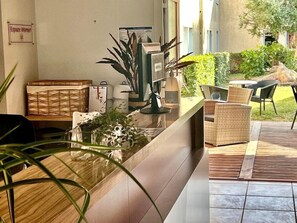 Lobby - The Originals Beziers Est Le Pavillon (Villeneuve-les-Beziers)
