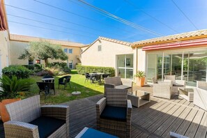 Outdoor dining - The Originals Beziers Est Le Pavillon (Villeneuve-les-Beziers)