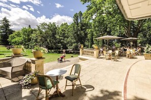 Outdoor dining - Club Belambra L Isle sur la Sorgue Mousquety (L'Isle-sur-la-Sorgue)