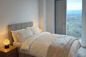 Iron/ironing board, WiFi, bed sheets, wheelchair access - Modern City Apartment in Manchester (Manchester)