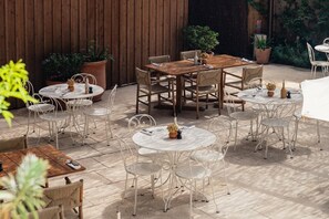 Outdoor dining - Le Moulin (Lourmarin)