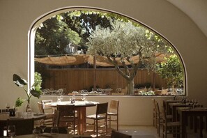 Outdoor dining - Le Moulin (Lourmarin)