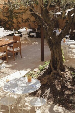 Outdoor dining - Le Moulin (Lourmarin)