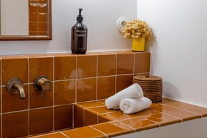 Bathroom - Le Moulin (Lourmarin)