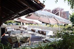 Outdoor dining - Hotel LA CLE DES Champs (Claix)