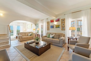 TV - Monte Da Poupa - 7 bedroom villa - Sleeps 14 (Albufeira)