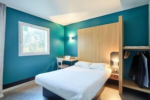 A hotel room with a bed, a desk, a chair, a wardrobe, and a window. - B&B Hotel Evry Lisses 3 Etoiles (Lisses)