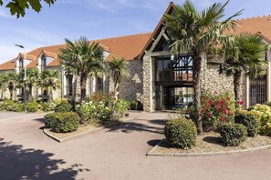 Exterior - Golf Hotel Domaine De La Brie (Crecy-la-Chapelle)