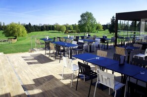 Outdoor dining - Golf Hotel Domaine De La Brie (Crecy-la-Chapelle)