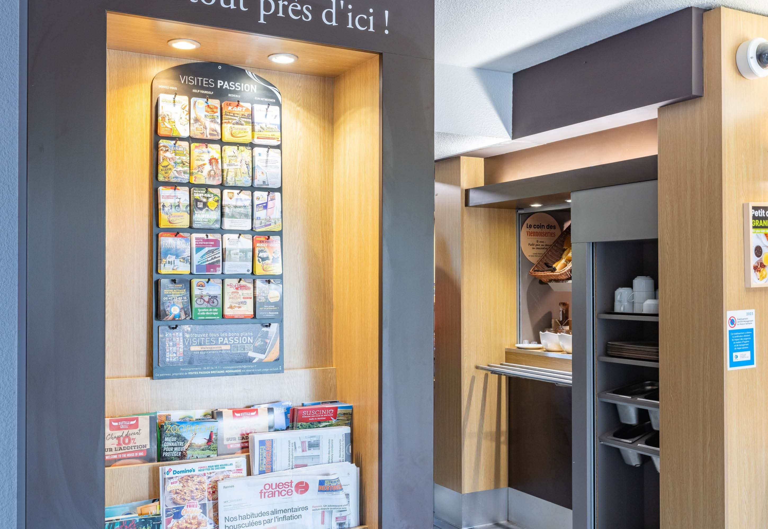 A travel information kiosk with brochures and a sign that reads "Visites Passion."