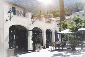 Outdoor dining - Hotel Restaurant Du Parc (Fontaine-de-Vaucluse)