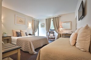 A hotel room with two beds, a desk, a chair, and a TV mounted on the wall. - Hotel Restaurant Du Parc (Fontaine-de-Vaucluse)