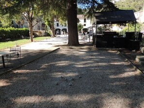 Outdoor dining - Hotel Restaurant Du Parc (Fontaine-de-Vaucluse)
