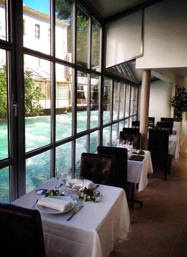 Dining - Hotel Restaurant Du Parc (Fontaine-de-Vaucluse)